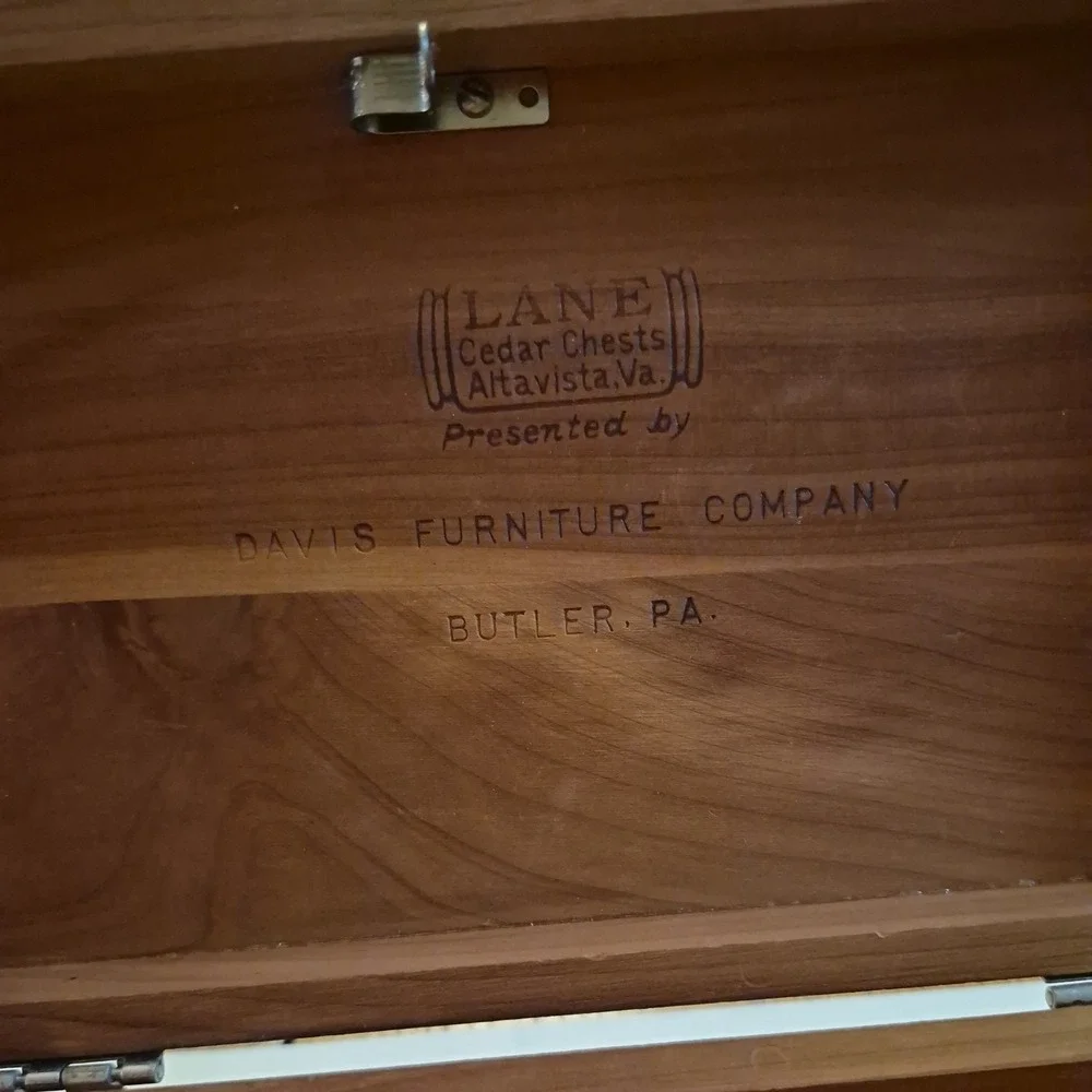 VINTAGE LANE MINI KEEPSAKE CEDAR CHEST Davis furniture butler pa